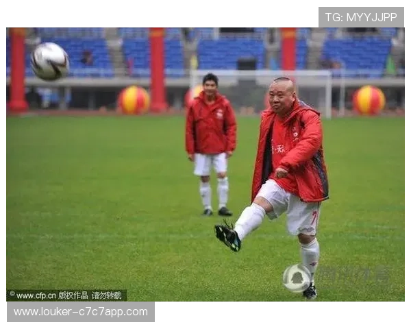 丑男足球明星引热议 球技与颜值兼具的球场传奇视频揭秘