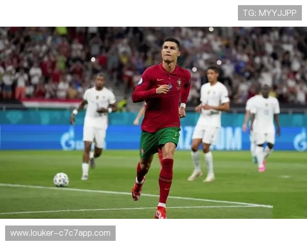 世界足球巨星风采解析 从梅西到C罗看不同时代的球场传奇